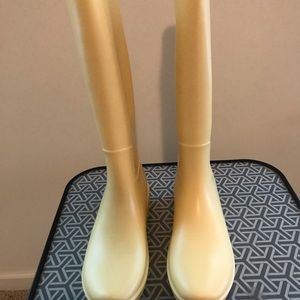 New Yellow tall rain pot size 8 new